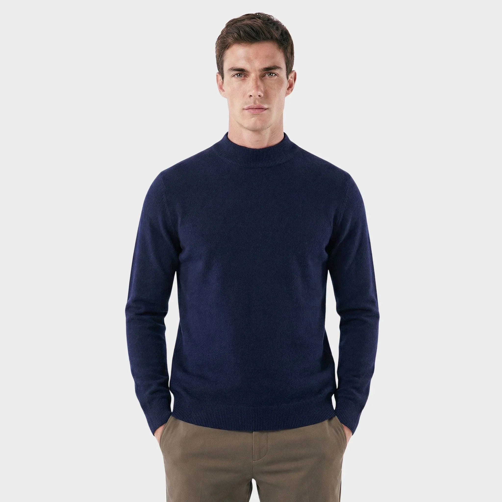 Klassischer Herrenpullover mit Stehkragen