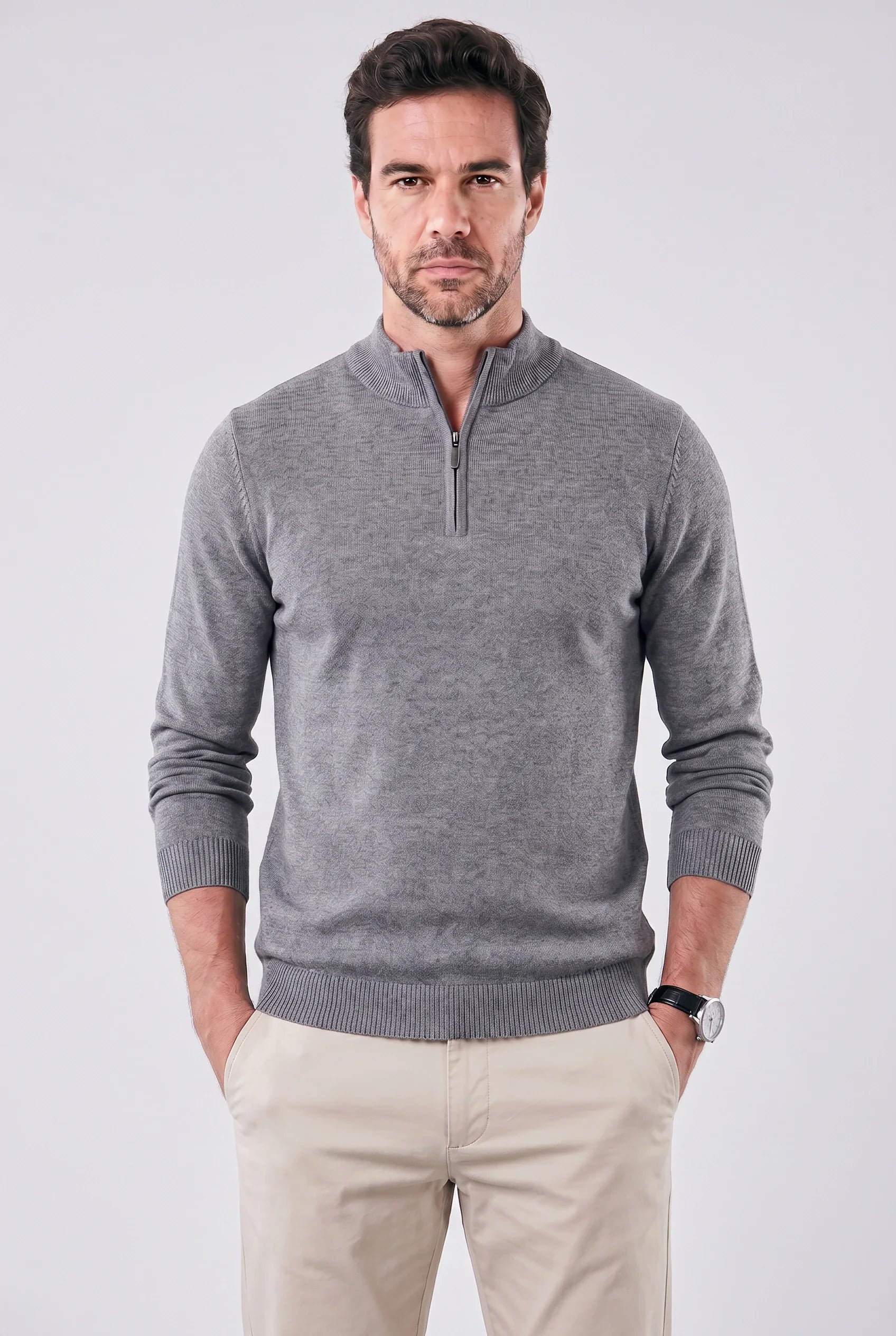 Herrenpullover mit halbem Reißverschluss und Stehkragen