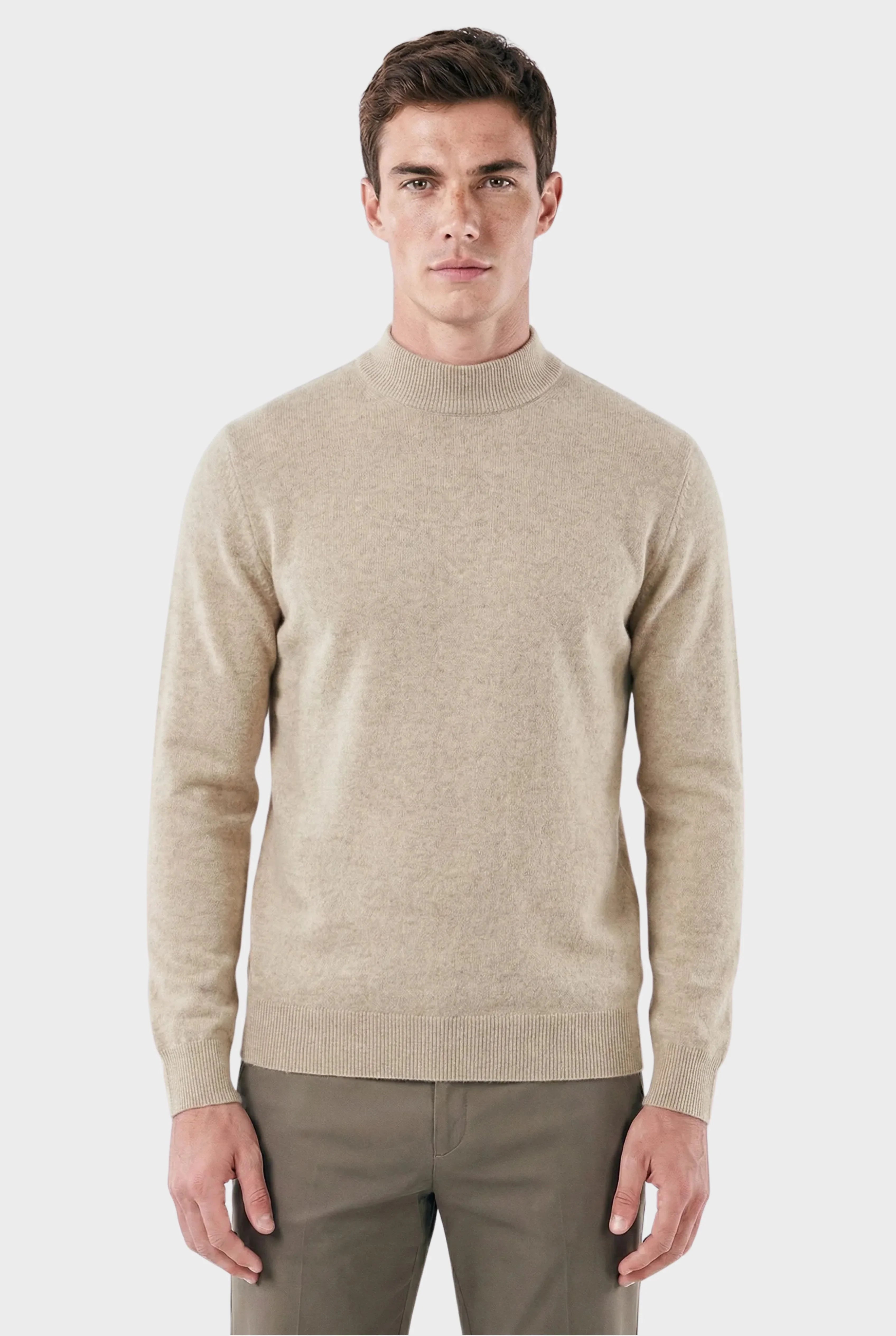 Klassischer Herrenpullover mit Stehkragen