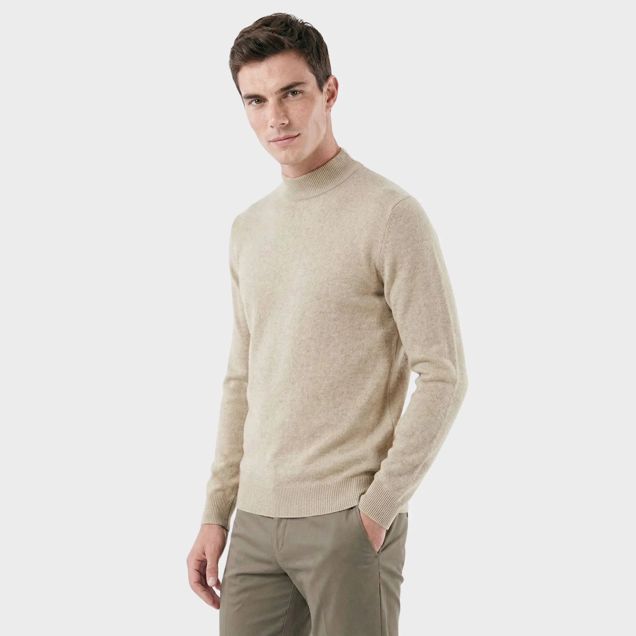Klassischer Herrenpullover mit Stehkragen