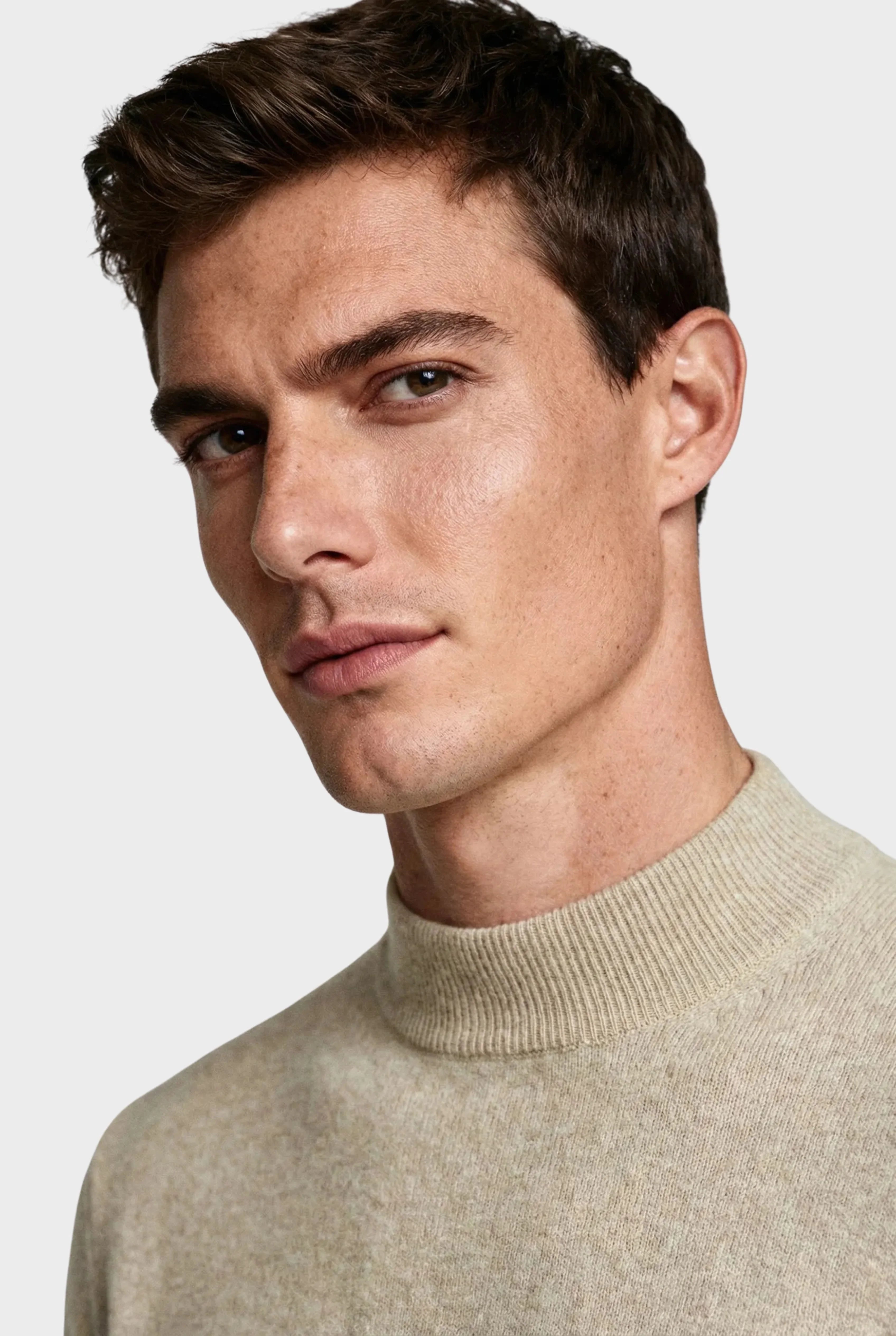 Klassischer Herrenpullover mit Stehkragen