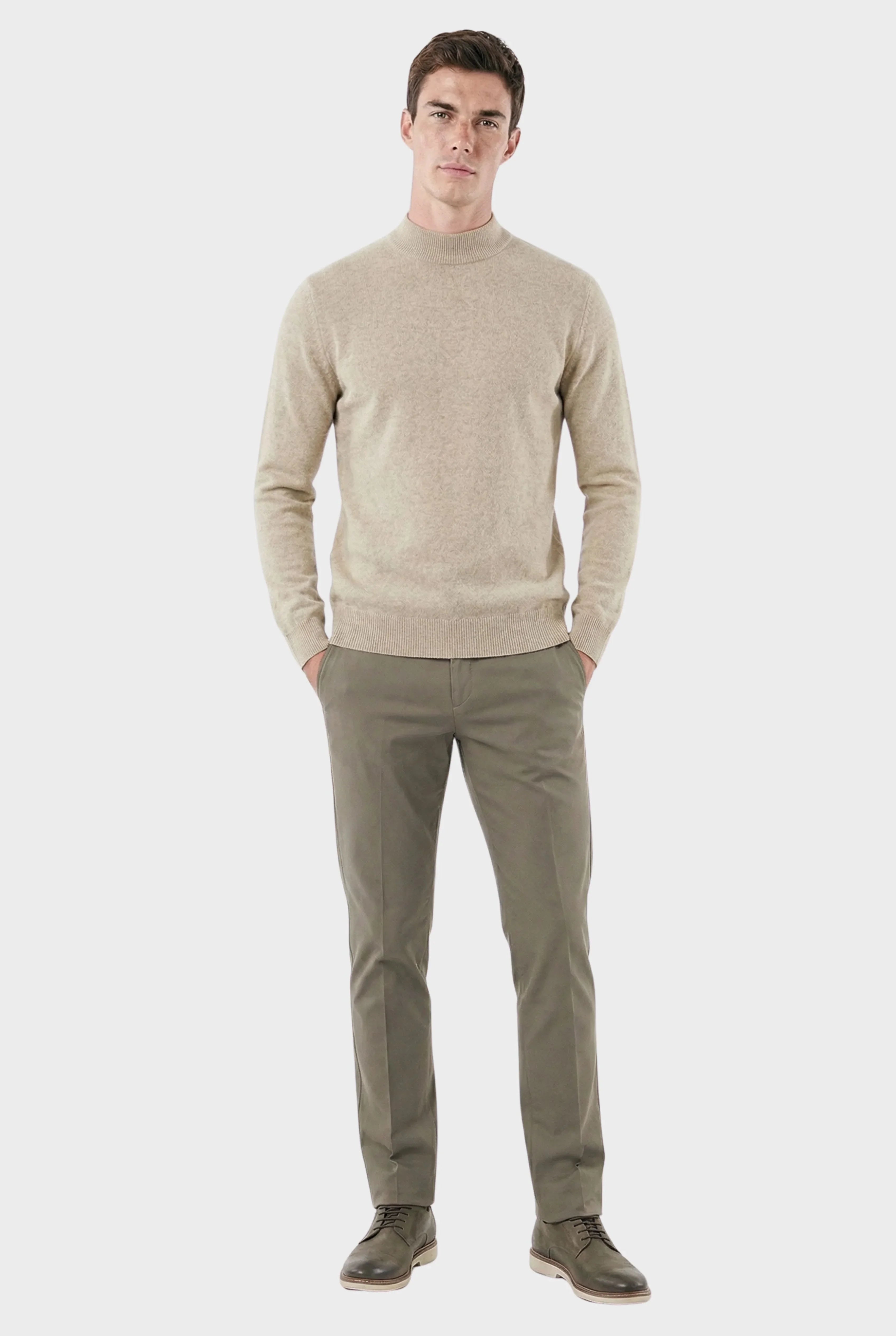 Klassischer Herrenpullover mit Stehkragen
