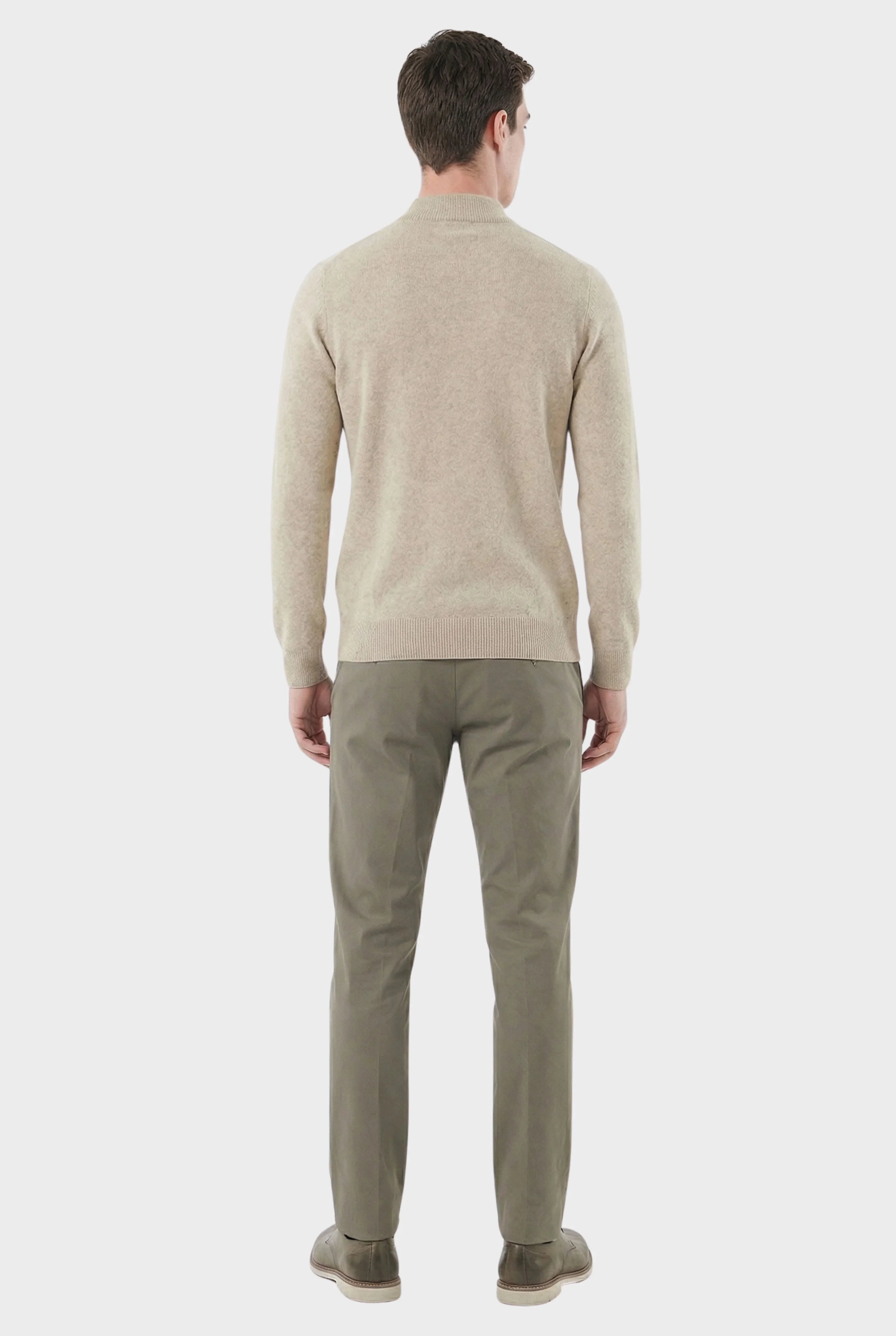 Klassischer Herrenpullover mit Stehkragen