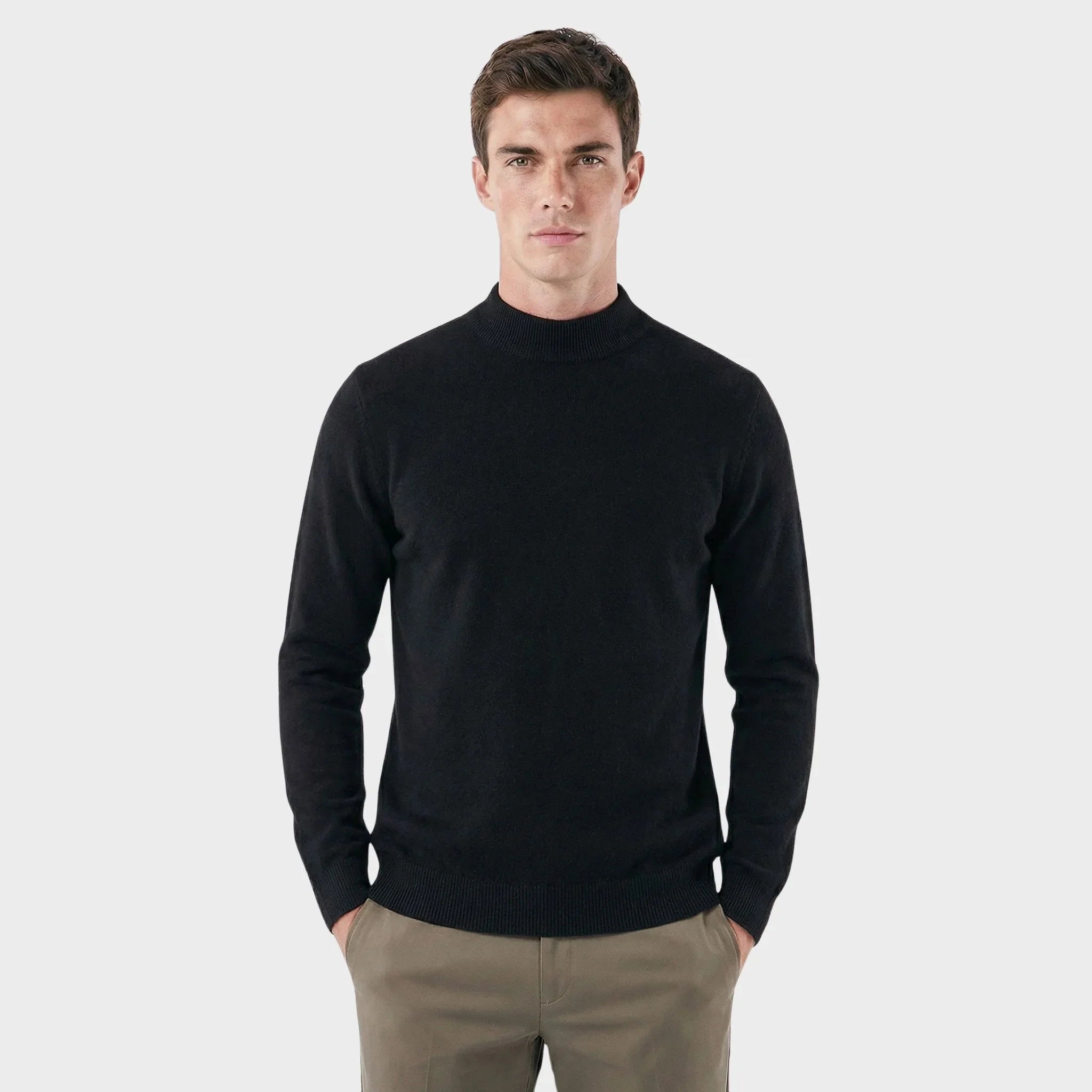 Klassischer Herrenpullover mit Stehkragen